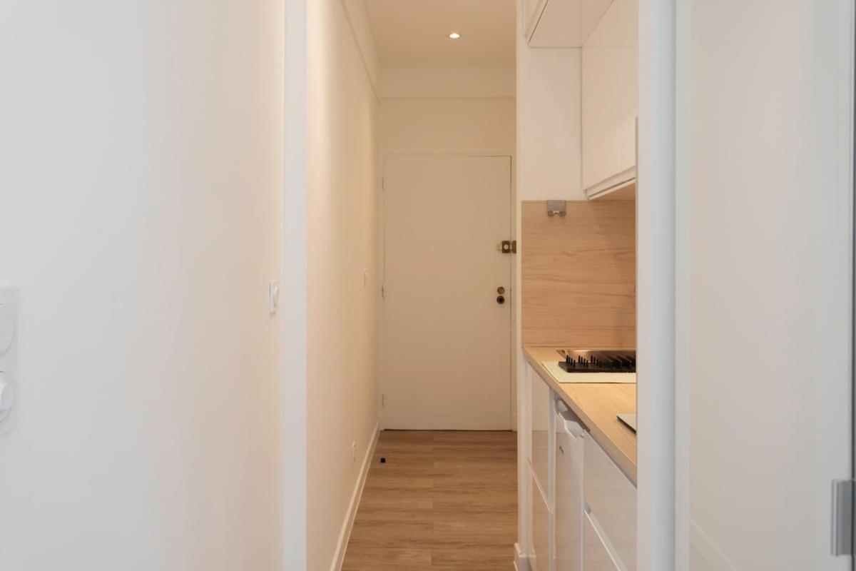 #26 Idealy Located Flat Ac 2mins Walk To Sea Balcony
